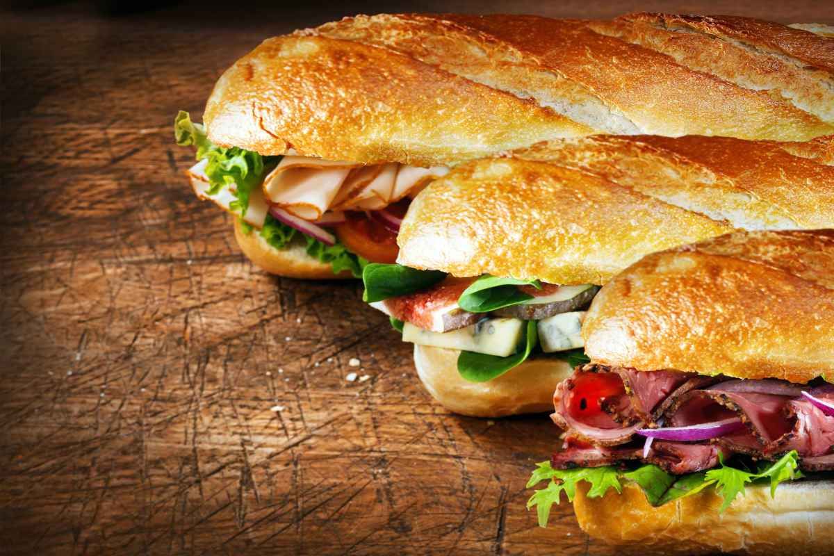 Panino con Wurstel, Cipolla, Ketchup e Maionese